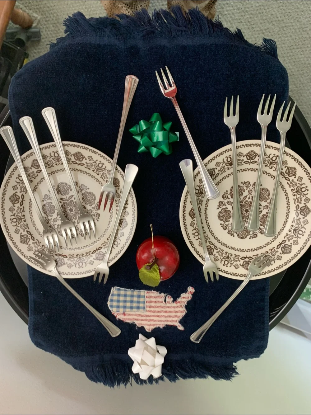 NWOT Oneida Needlepoint pattern S/12 Cocktail Forks 18/8 SS NWOT